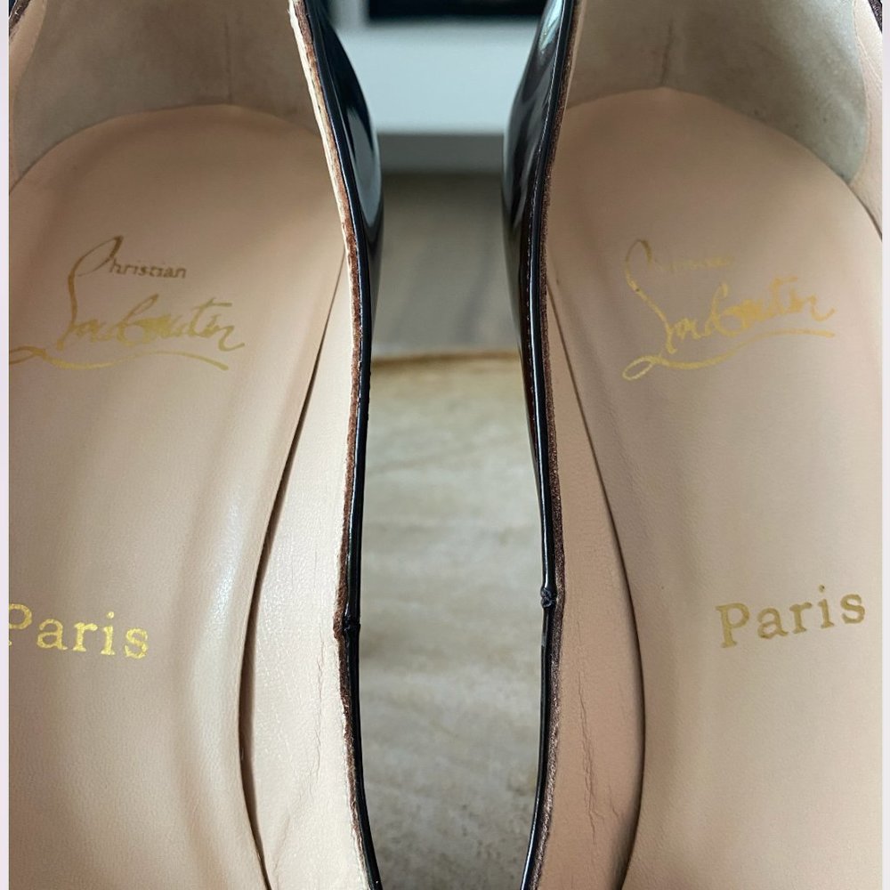Christian Louboutin rounded toe 4in heel/pump. Dark brown Patent Leather